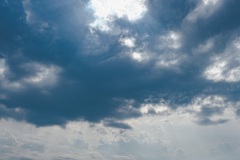 Dramatische Wolken über der Elbe