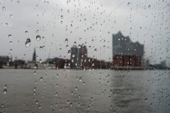 Regentropfen vor der Silhouette von Hamburg