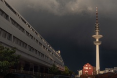 Fernsehturm vor Regenwand