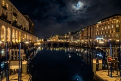 Der Mond über der kleinen Alster beim Rathaus