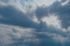 Dramatische Wolken über der Elbe