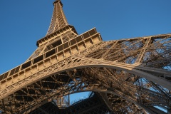 Zwischen den Beinen des Eifelturms