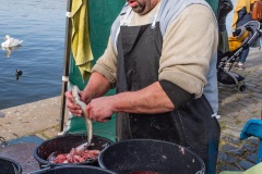 Auf dem Markt am Naplavka Kai