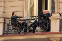 Leute auf einem Balkon in der Josefstadt