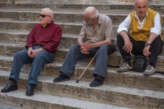 Auf den Stufen vor Chiesa di St. Agostino