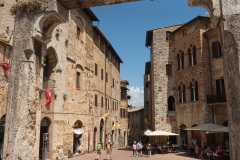 Auf dem Piazza Del Cisterna in San Gimignano