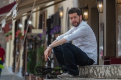 Mann in den Straßen von Montepulciano