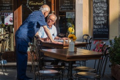 Männer vor der Bar Centrale in San Quirico d’Orcia