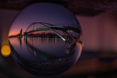 Sonnenuntergang an der Dreiländerbrücke durch die Glaskugel