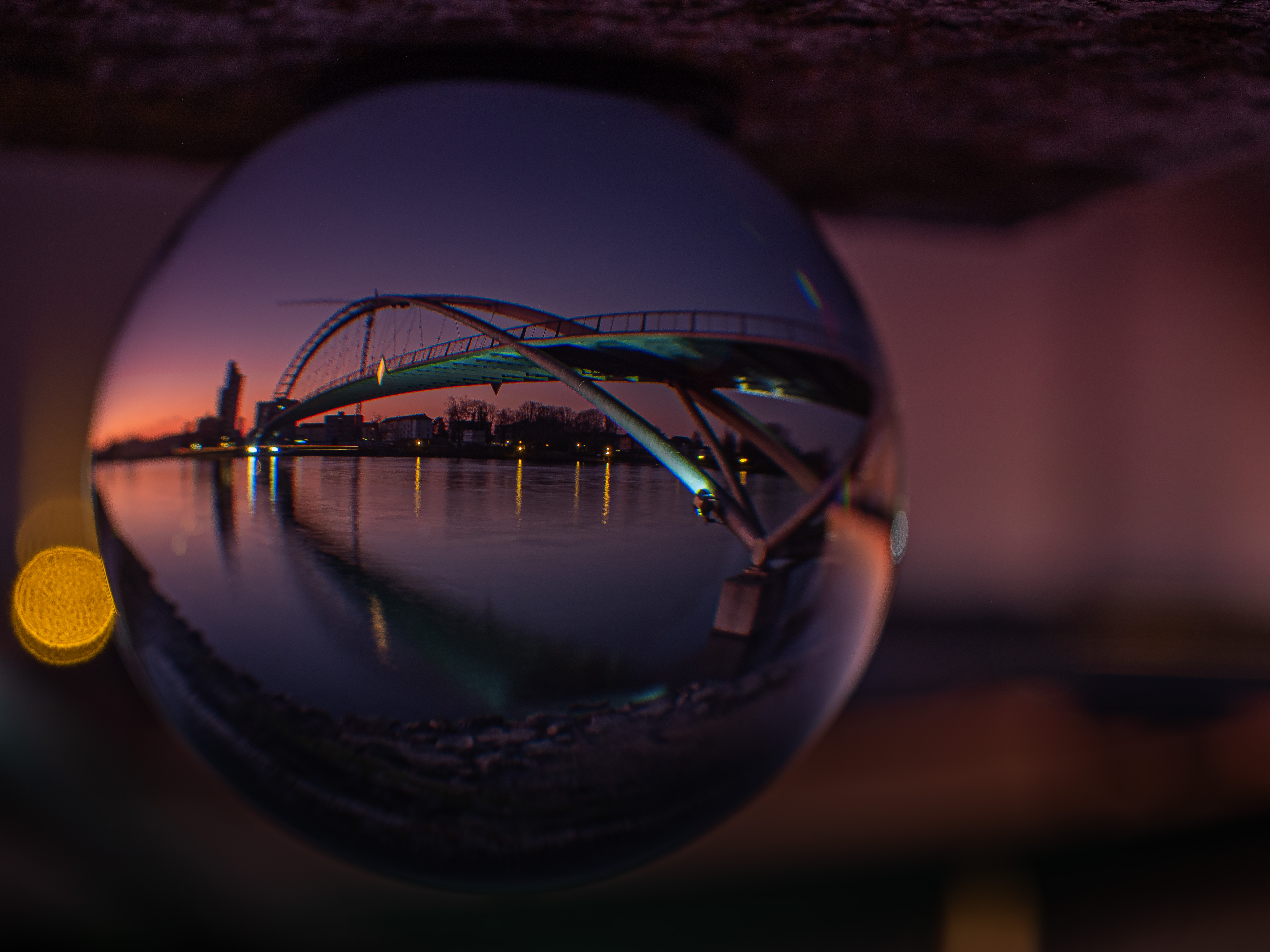 Sonnenuntergang an der Dreiländerbrücke durch die Glaskugel