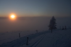 Sonnenaufgang hinter dem Nebel auf dem Belchen